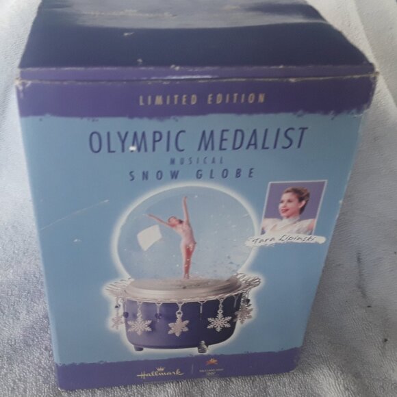 Vintage Hallmark Snow Globe Featuring Olympic Medalist "Tara Lipinski" In Box - Picture 8 of 8
